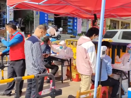 深圳龙岗区布吉街道17个社区均设立核酸检测点，对辖区居民开展核酸检测  