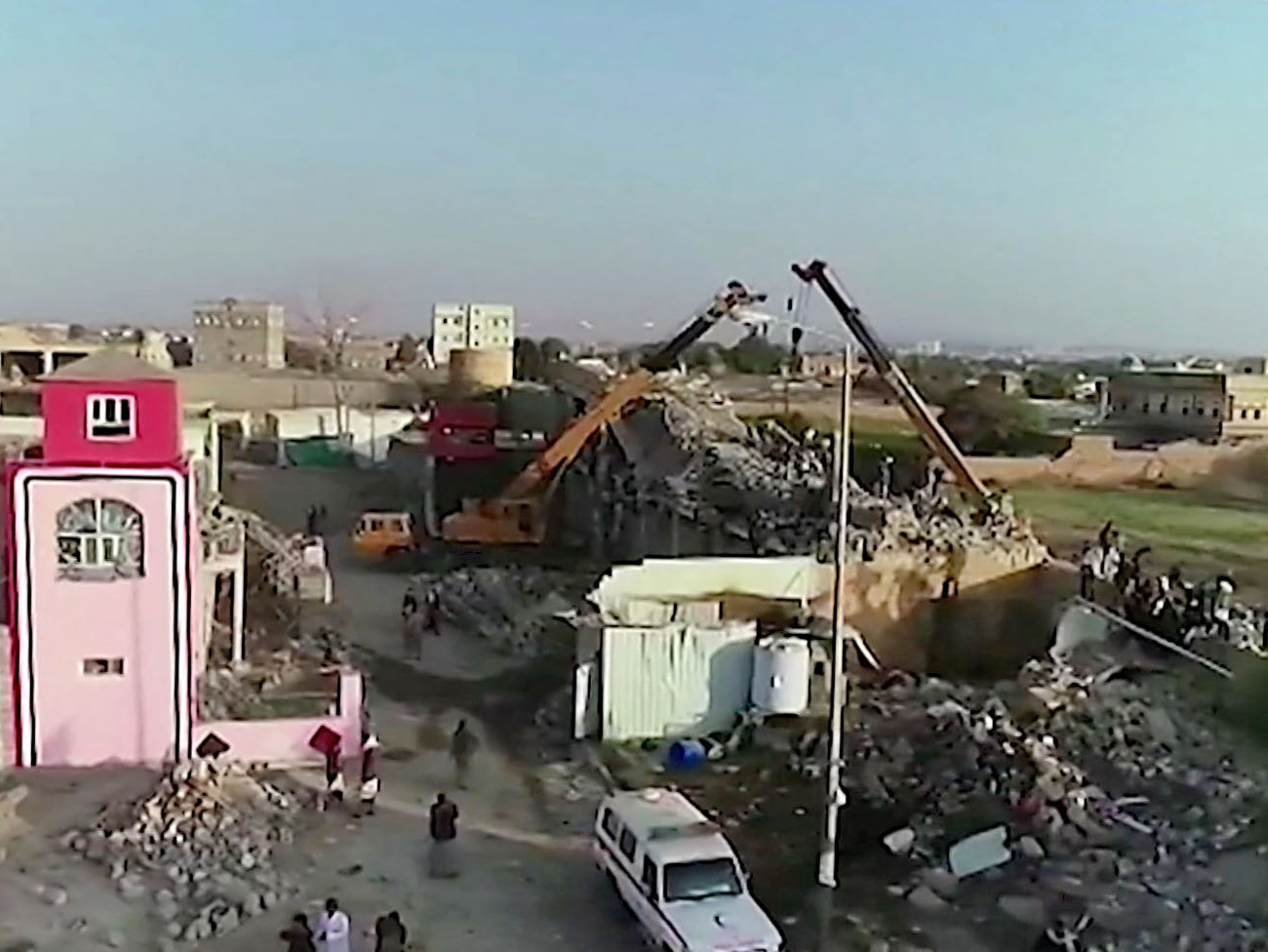 也门萨达省一监狱遭空袭，已致至少77死190伤