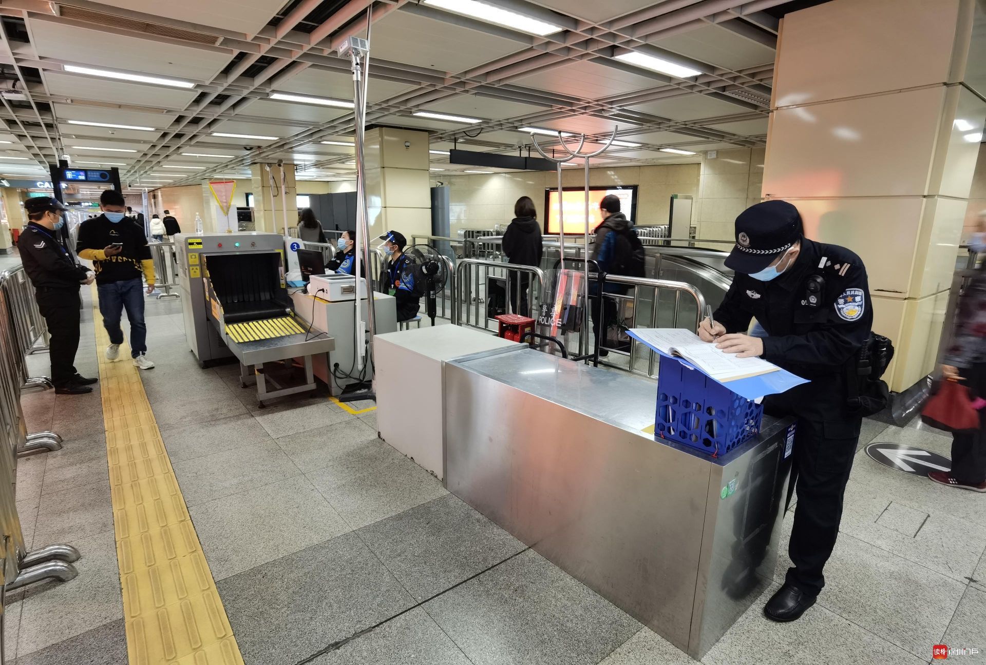 新春走基层｜最让人安心的“警察蓝”  记者走进老街地铁站警务室感受“地铁警察”的工作日常