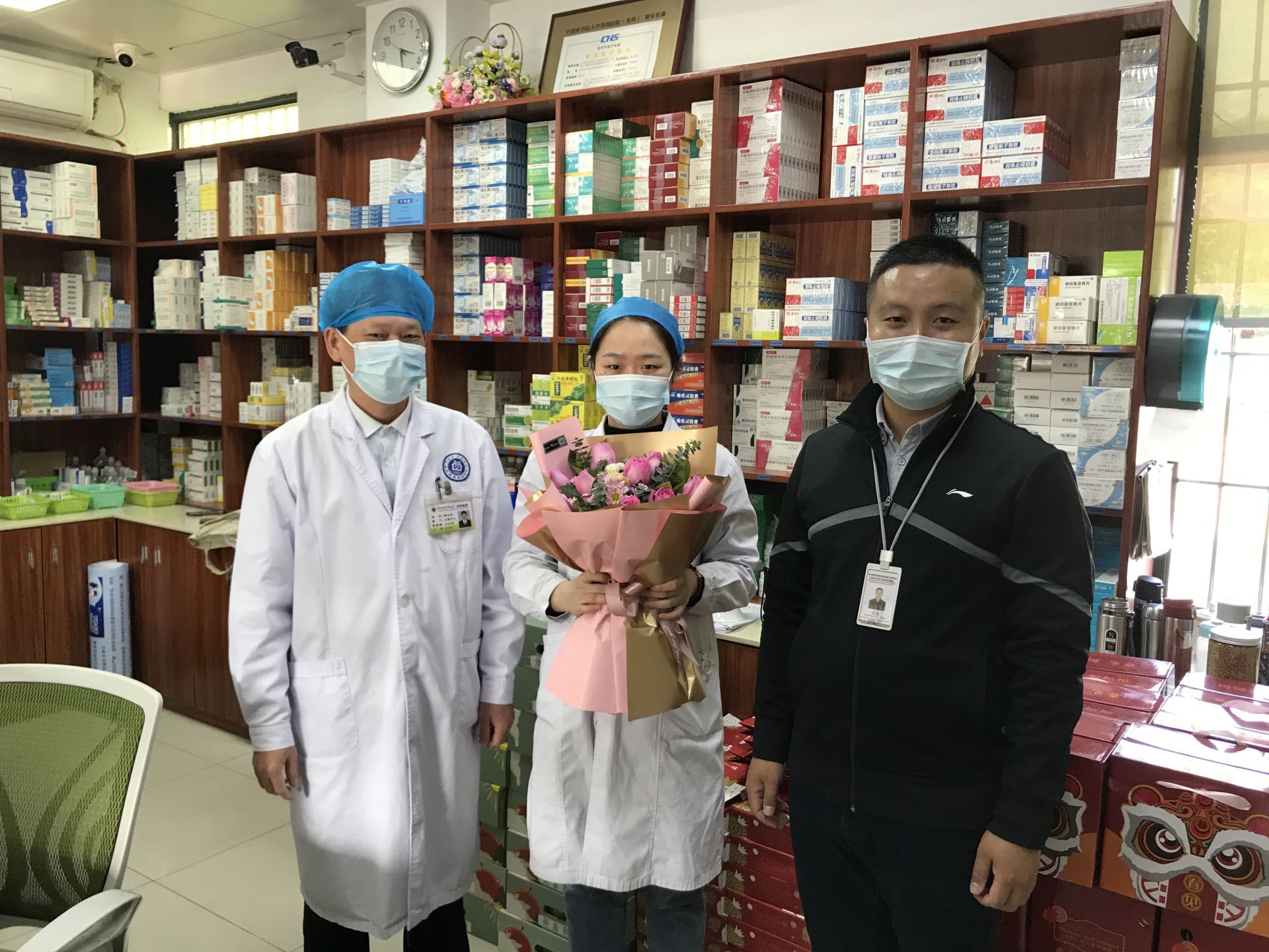 凤凰街道慰问节日期间坚守疫苗接种一线医护人员