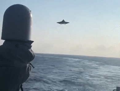 美媒曝F-35C坠南海画面：一团火球砸下，航母甲板碎片横飞