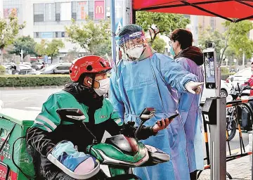 白衣为甲屹风雨 共同抗疫待花开  