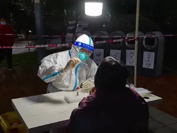 坚守防疫一线 他们是春节最美的身影 