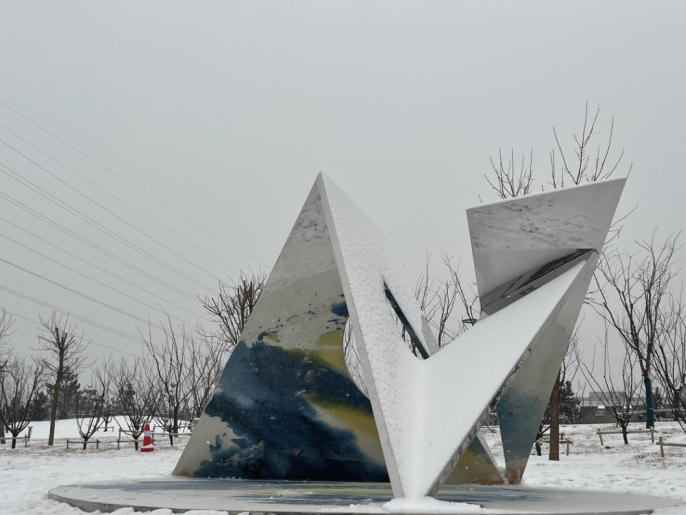 永久记录冬奥精神 深圳雕塑家穆历冰作品《融》亮相北京冬奥公园