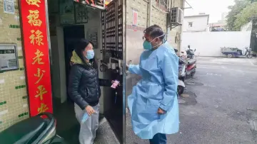 松岗街道全体工作人员深入抗疫一线，确保区域核酸应采尽采 