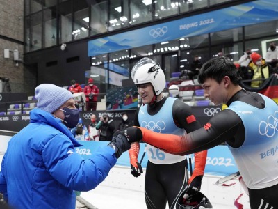 首秀！深圳彭俊越橇动冬奥，国际奥委会主席终点击拳祝贺