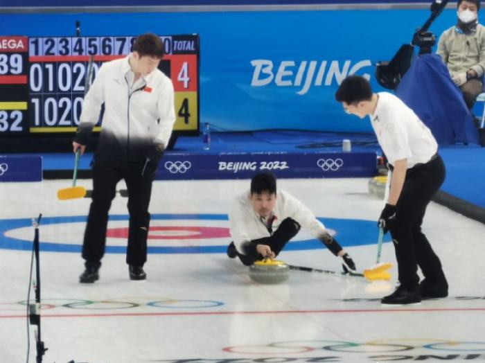 中国男子冰壶队战胜挪威队，取得循环赛第三场胜利