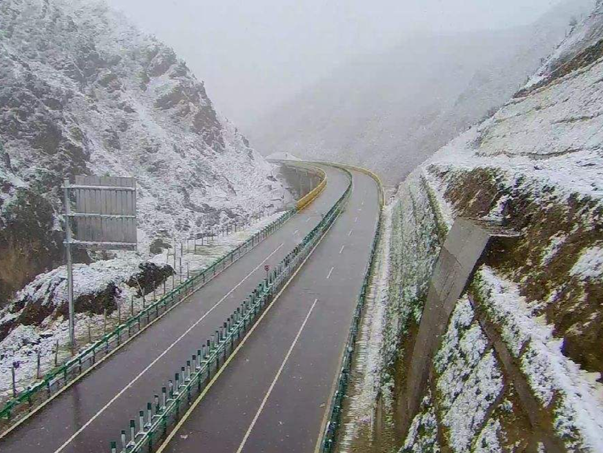 交通运输部：受降雪及路面结冰影响 百余条高速135个路段公路封闭