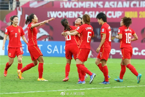 珍贵瞬间！中国女足捧起亚洲杯冠军奖杯,“奇迹”背后是无数次挥汗如雨