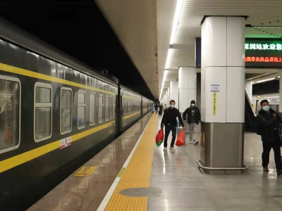 返岗专列免费送务工群体抵深，深圳火车站开辟绿色通道