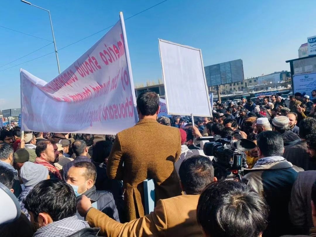 喀布尔爆发抗议活动，谴责美国挪用阿富汗资产