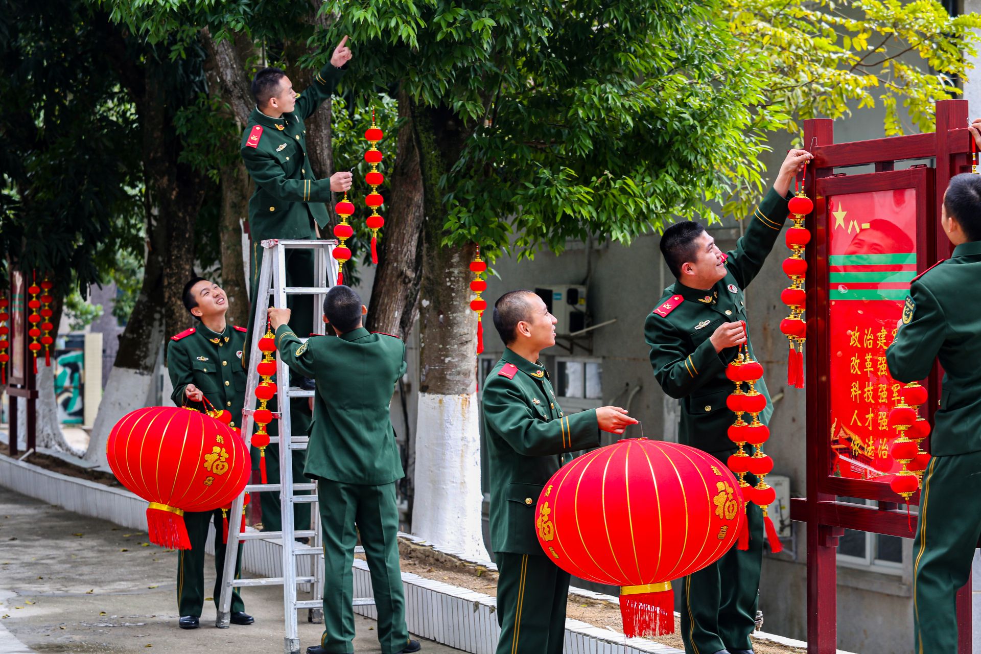 部队过年氛围布置图片图片