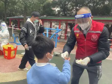 光明街道吹响党员服务队员集结号，用温暖与爱心共筑抗“疫”防线              