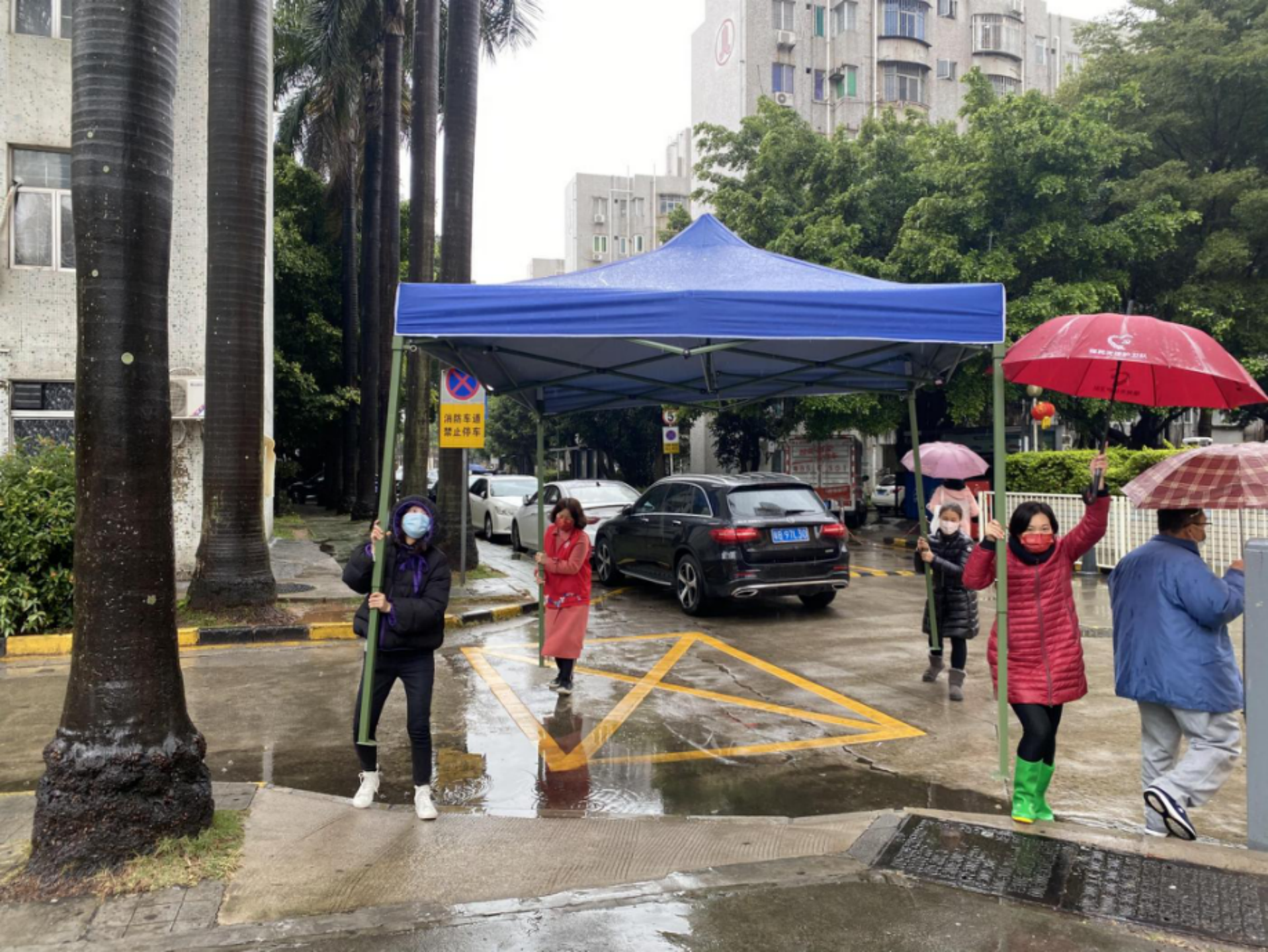 “风雨无情，处处温情” 福民社区严格防疫之下暖心服务居民