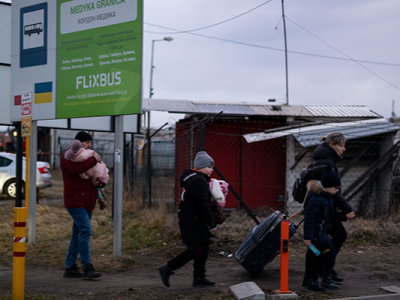 超三十万乌克兰难民涌向周边国家，欧盟为“紧急状况”做准备