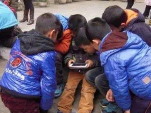 农村留守儿童“手机瘾”现象普遍，青少年模式形同虚设