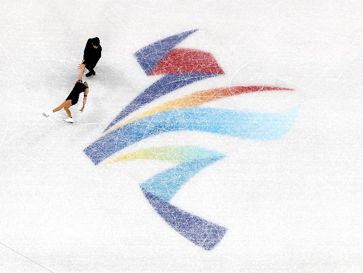 除夕夜，中国花滑两对双人滑组合首次上冰 