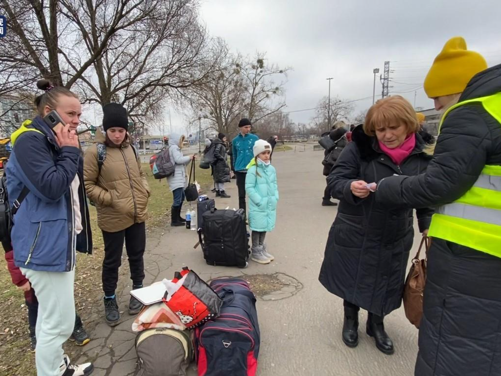 部分乌克兰难民27日抵达华沙 目前已有超21万人进入波兰
