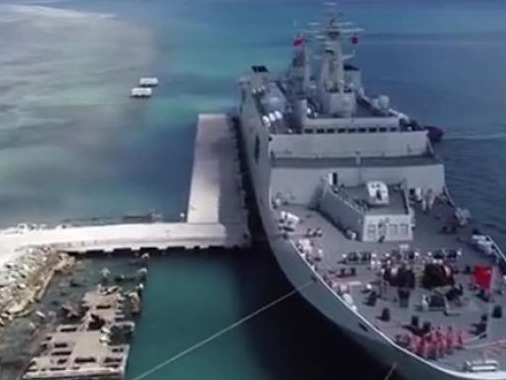 中国向汤加提供第二批大宗救援物资抵达，汤加首相赴码头迎接