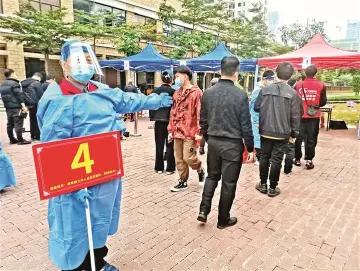 小区志愿者投入一线抗疫：党支部、业委会、物业“三方联动”参与防控每个环节