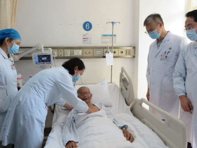 93岁老人肚子痛以为胃痛吃药数天，到医院一查竟是心梗住进ICU