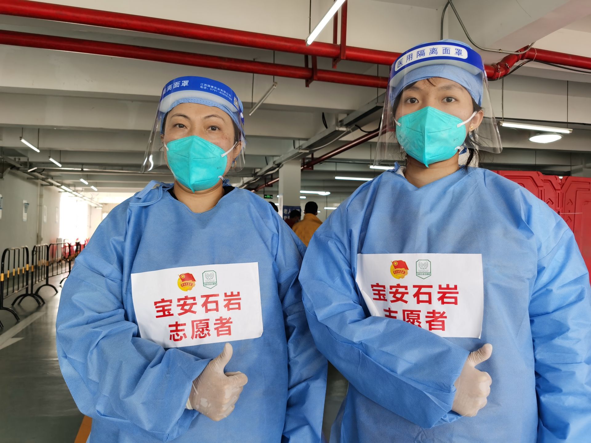 母女共战疫，争当小区防疫志愿者