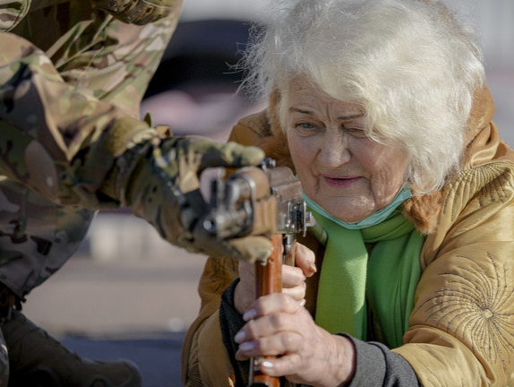 乌克兰右翼团体组织“老奶奶营”，老妪拿起武器接受军事训练