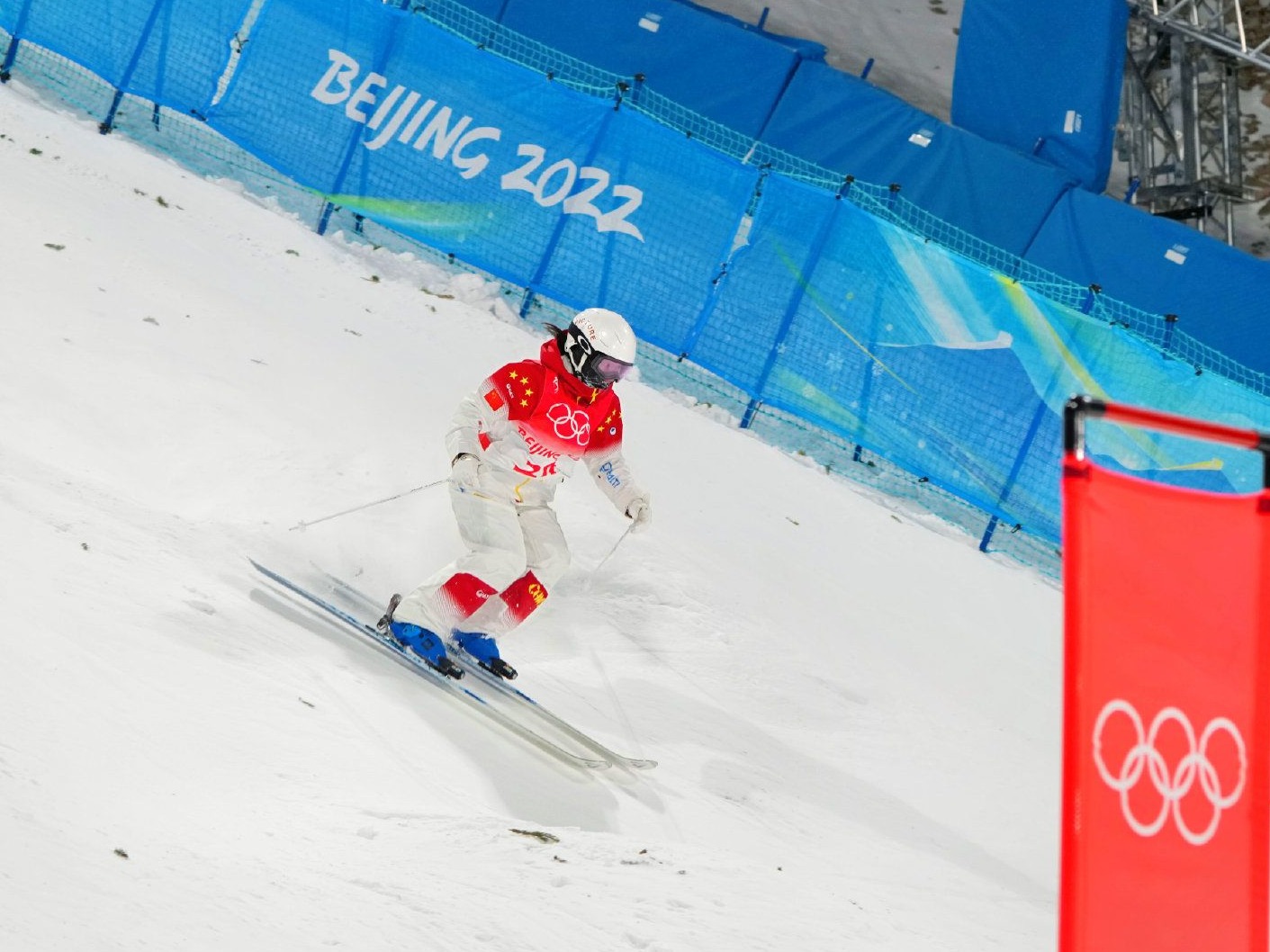 冬奥自由式滑雪雪上技巧开赛，中国选手李楠暂列第19位