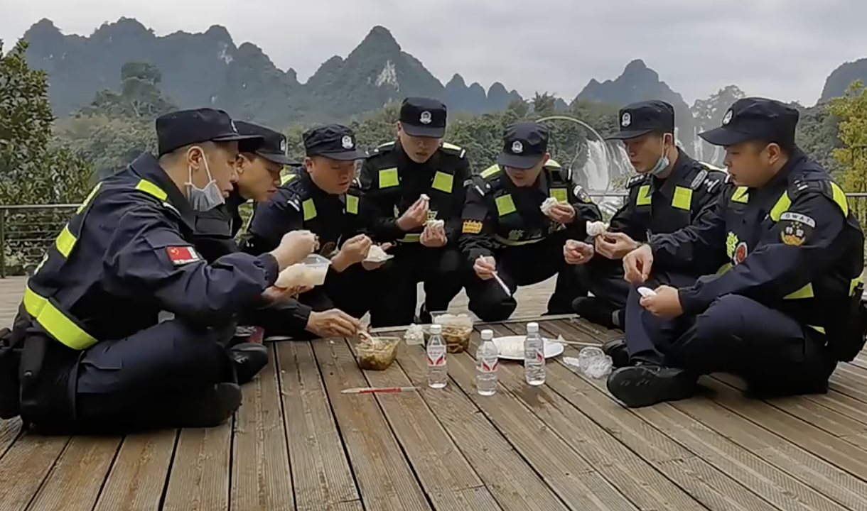 中越跨国瀑布旁的年夜饭