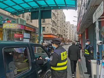 马田街道防疫卡口贴心服务温暖返深群众