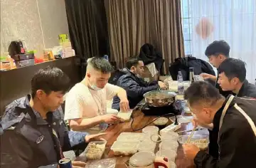 隔离酒店里的年夜饭：战胜疫情的信念是最好的佐料