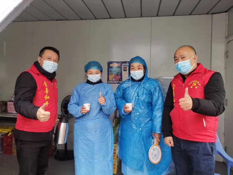 抗疫防寒两不误！坪山社区自制御寒礼包送给防疫一线工作人员