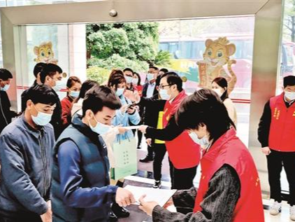今年首趟“点对点”务工专车抵达光明