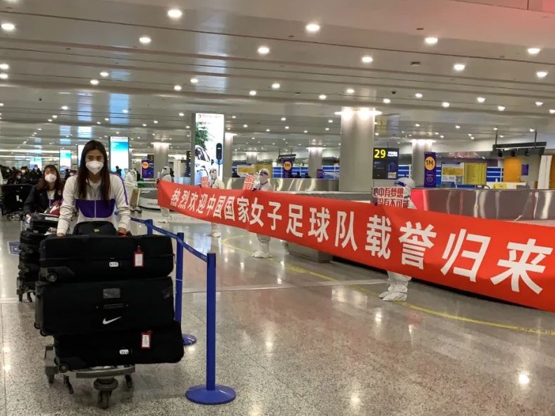 刚刚，冠军回家！