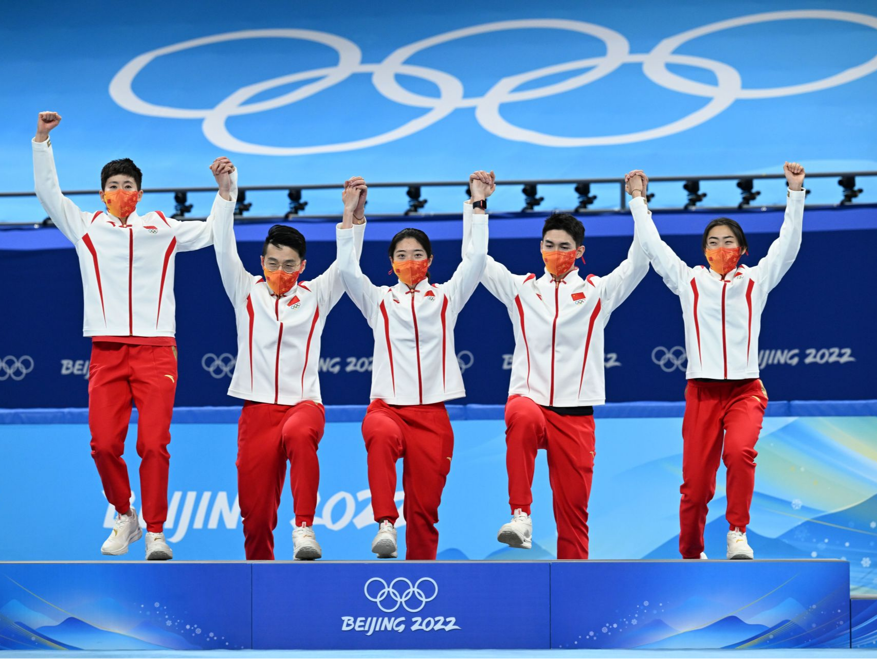 孙春兰代表党中央、国务院向北京冬奥会中国体育代表团获得首金致贺电 