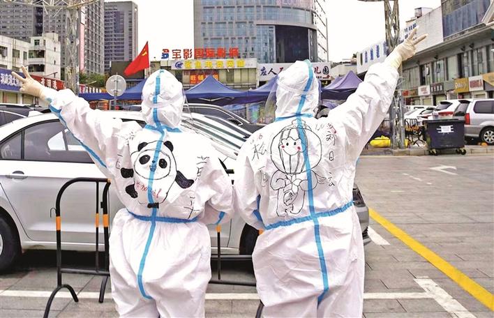 “冰墩墩”为医护人员鼓气加油  