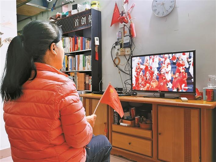 龙岗坂田管控区居民收看冬奥开幕式 “北京冬奥提振了我们抗疫的信心”