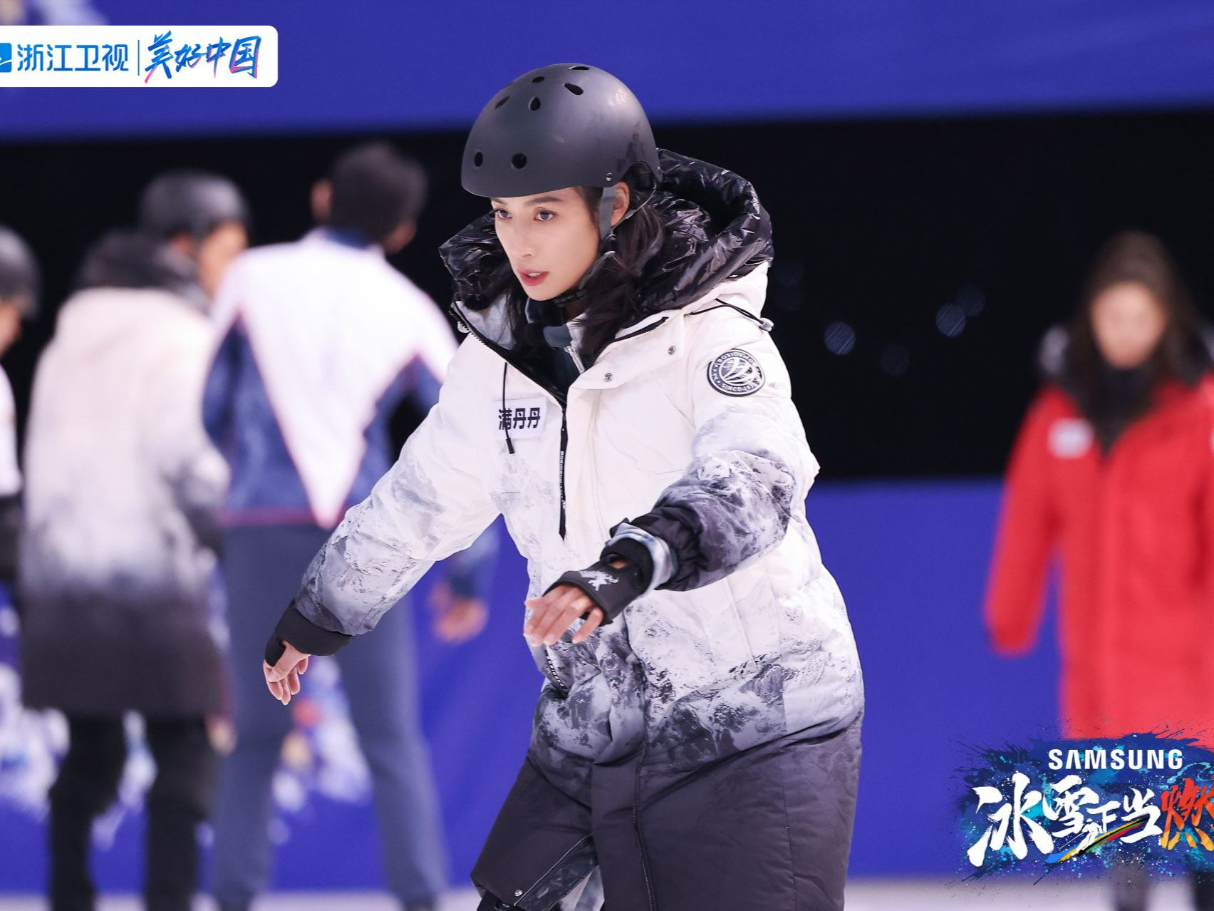 致敬中国花样滑冰，《冰雪正当燃》冰上创意表演秀精彩不停
