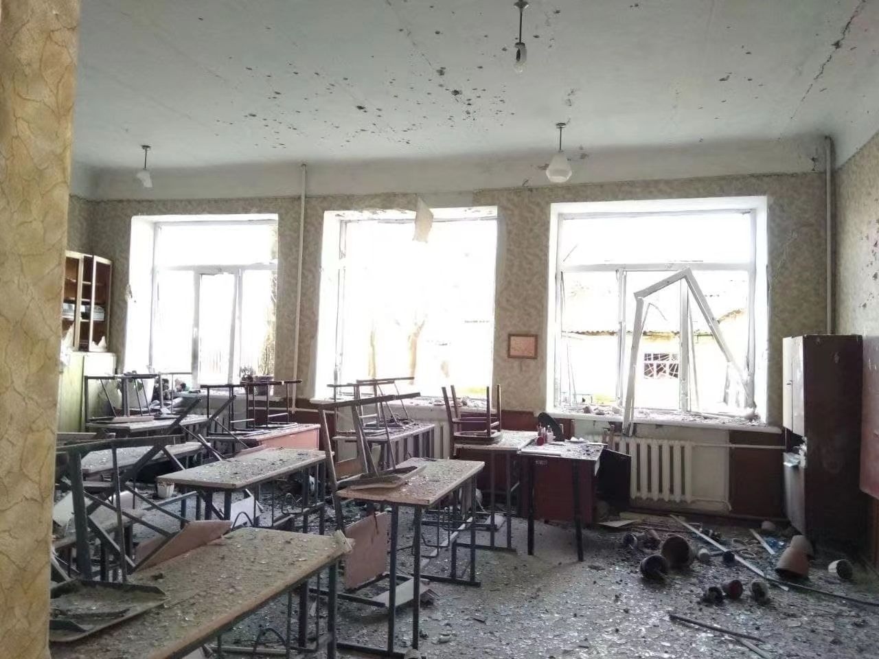 乌东顿涅茨克民间武装称当地两座学校遭炮击