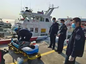 宝安海事局成功救助一名海上作业受伤人员