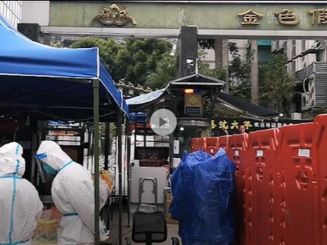 直击莲花街道封管控区：义工送餐、送快递上门，防疫大巴门口待命