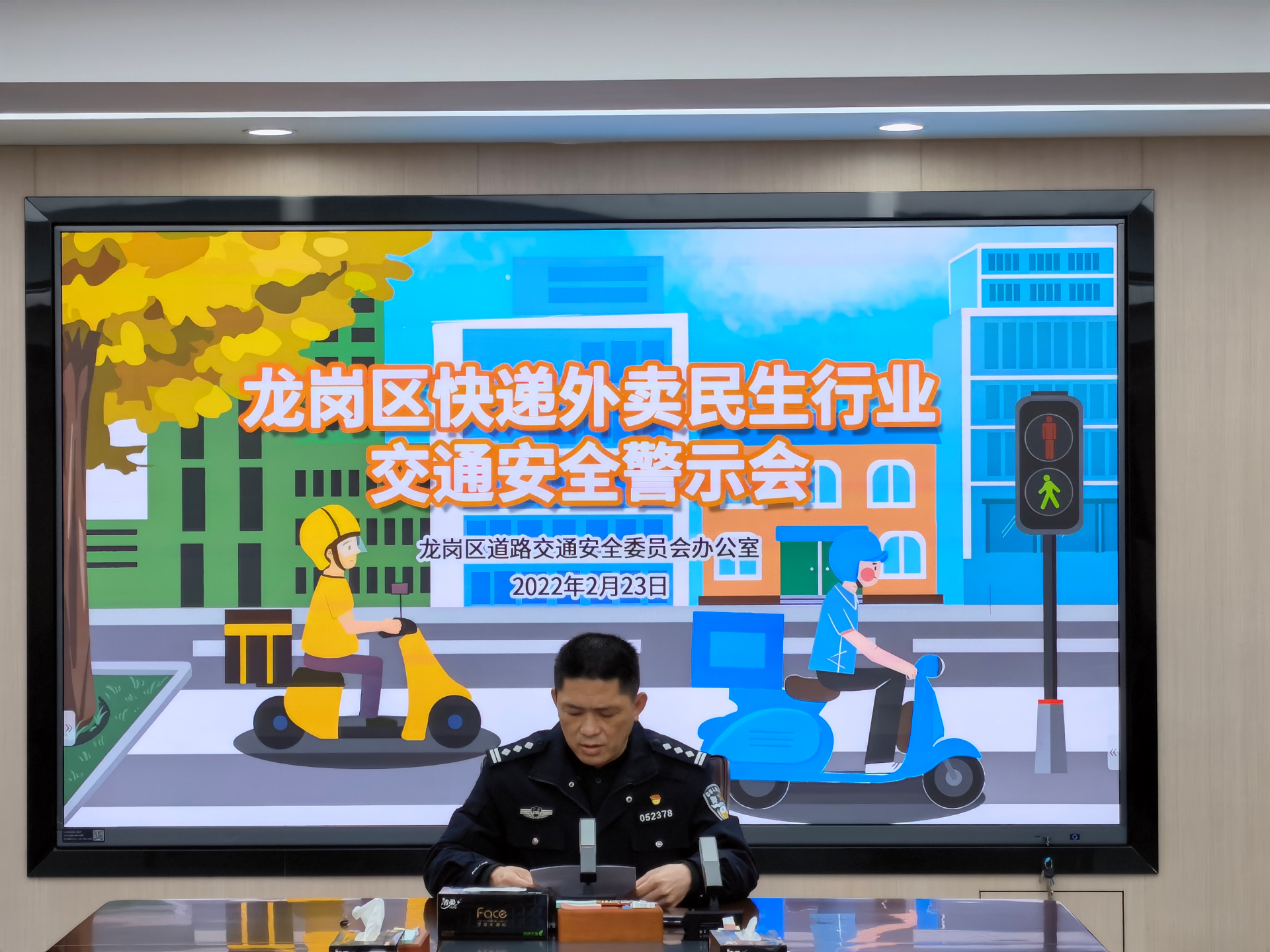 加强安全出行意识！龙岗交警为骑手送上“安全餐”              