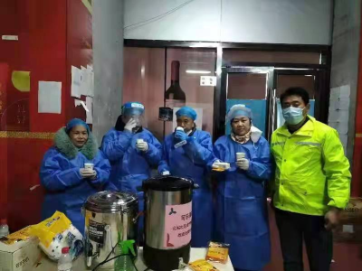 北站社区战疫先锋加油站为抗疫一线人员送上暖暖姜茶