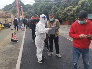 光明街道网格员连夜核查人员信息，全力织密疫情防控网