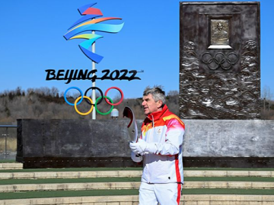 国际奥委会主席巴赫传递火炬：对北京冬奥会成功举办充满信心