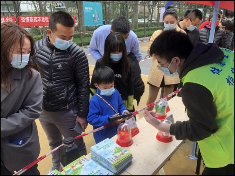 福保街道在核酸采样点开展禁毒宣传活动