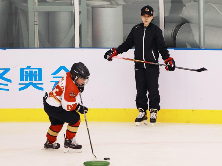 春节的深圳冰球场：孩子一起看冬奥，训练不喊累