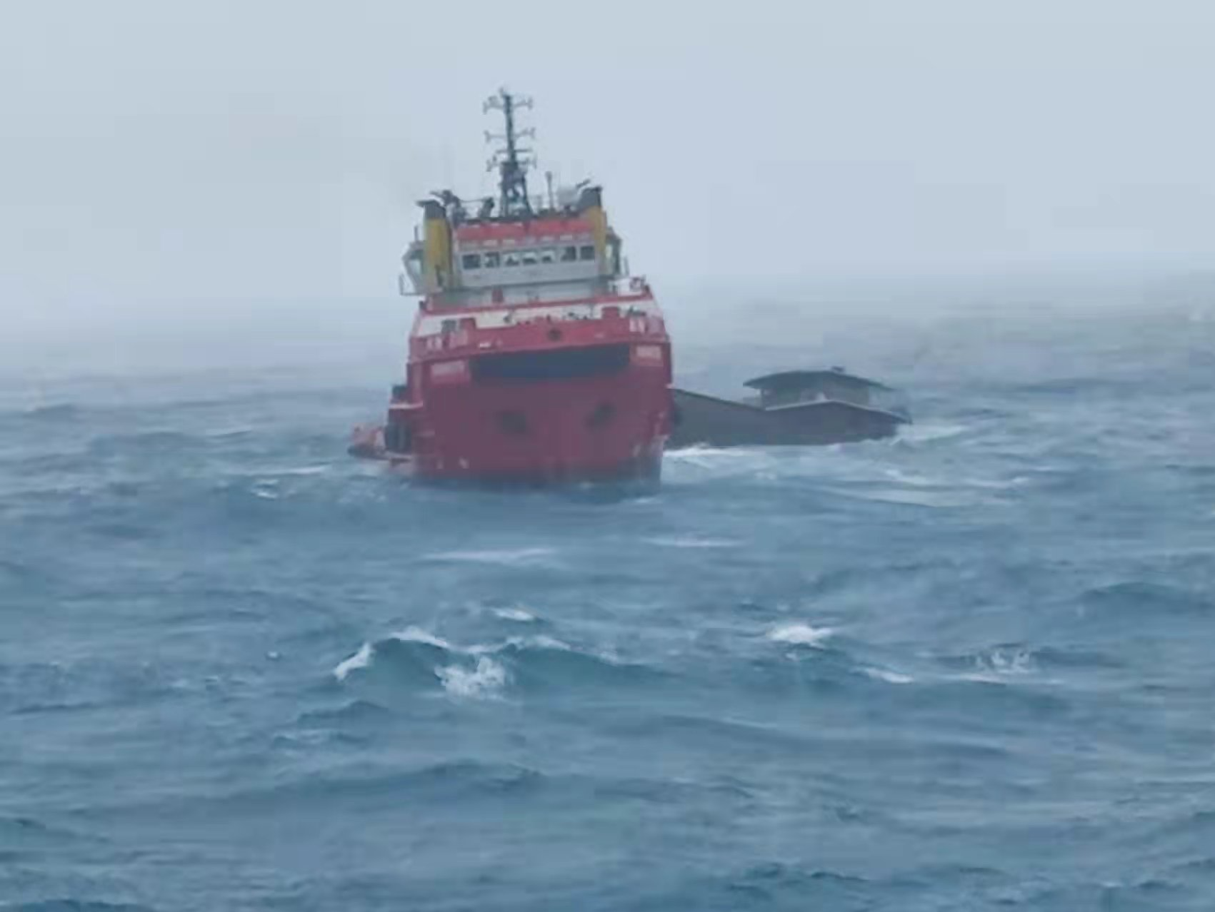 中海油深圳分公司稳妥处置寒潮期间一起失控船只险情