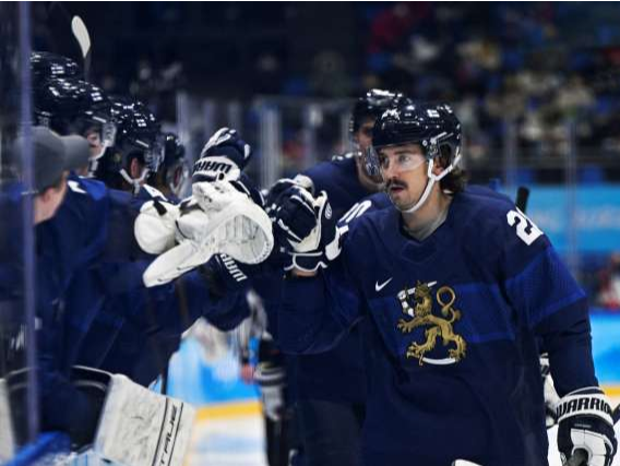 冬奥男子冰球决赛 芬兰队2-1胜俄奥队夺历史首冠