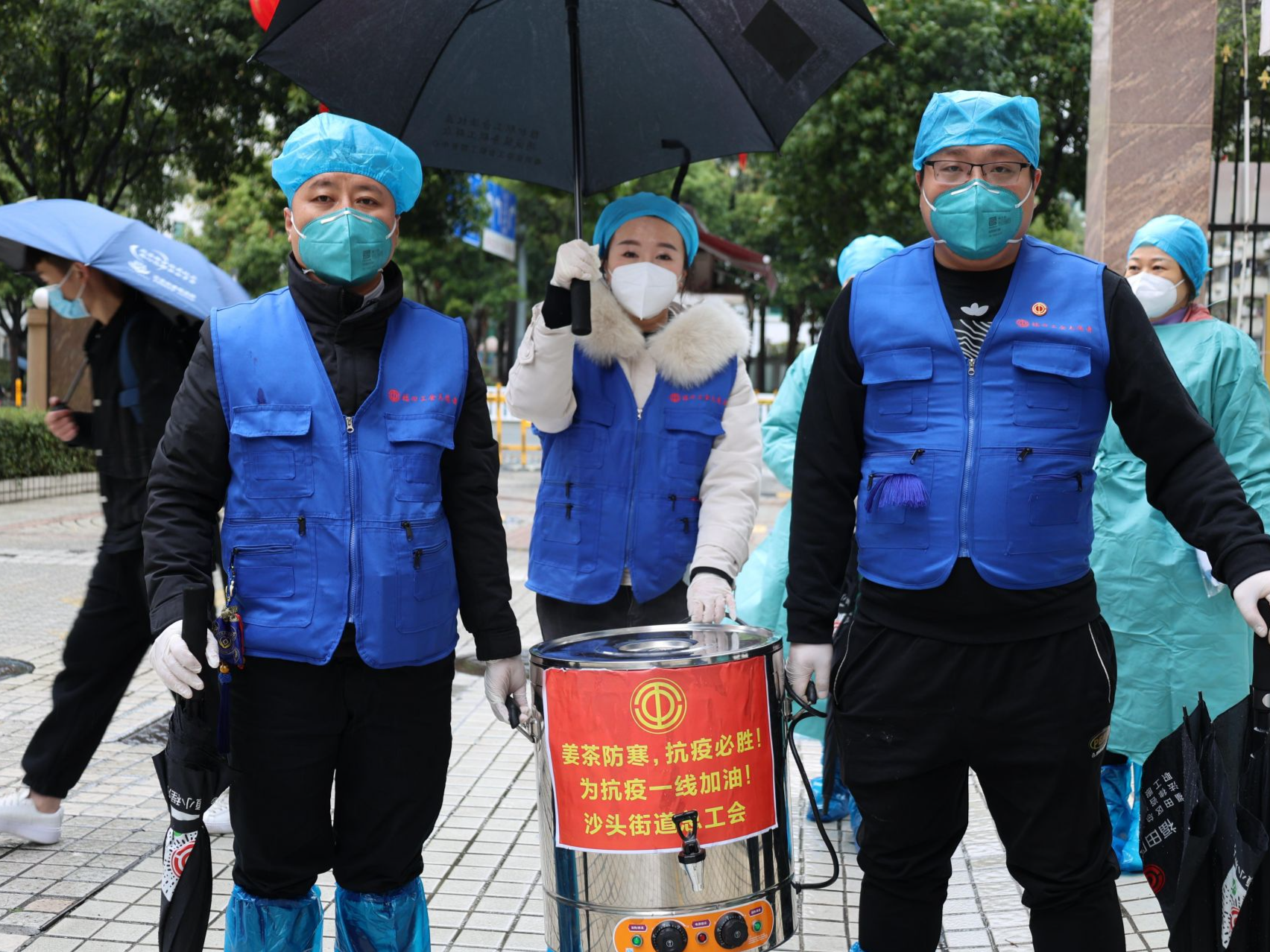 冷雨天连续每天服务15小时，工会志愿者坚守福田防范区核酸检测点